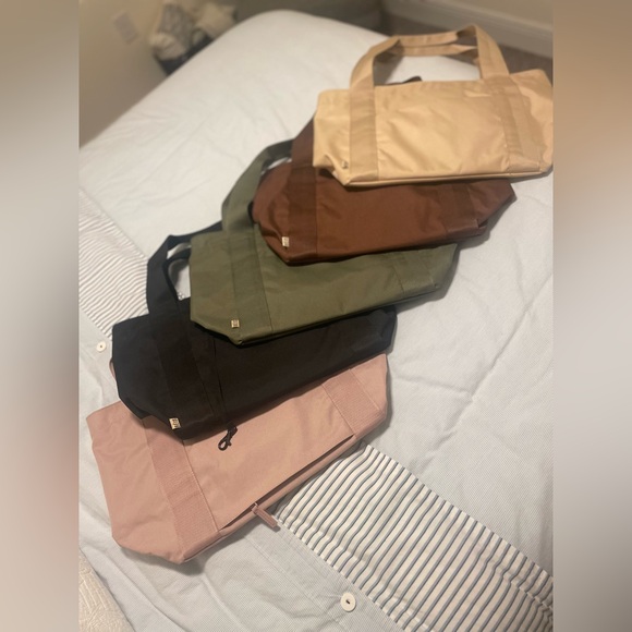 BEIS The BÉISics Tote 
in Beige - Picture 3 of 6